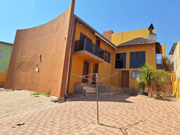 Property #2392120, House For Sale in Dorado Park