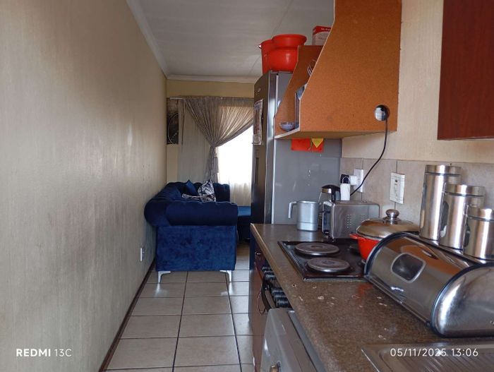 Kempton Park Central Apartment For Sale: 2 Bedrooms, Garage, Security, Prepaid Electricity.