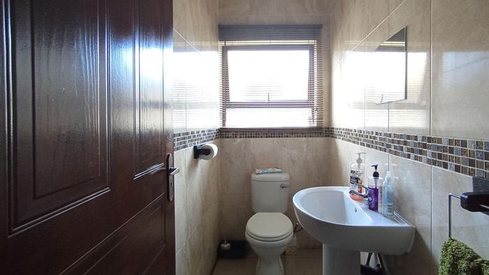 Thatchfield House For Sale: 3 beds, 2 baths, double garage, patio with braai.