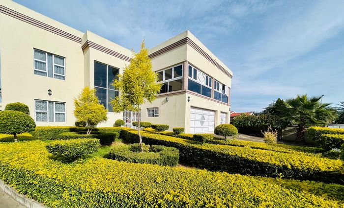 For Sale: Spacious Vryheid Central house with 5 bedrooms, flat, and 5 garages.