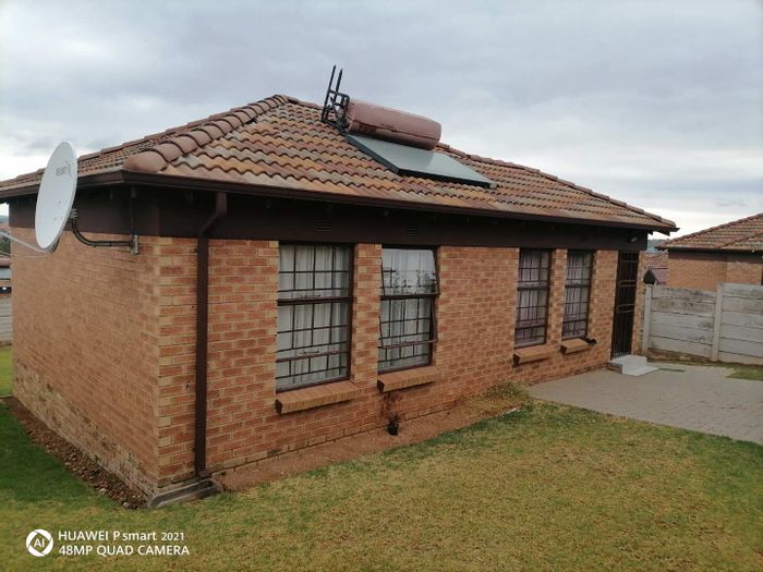 Modern 2-Bedroom House For Sale in Thatch Hill Estate