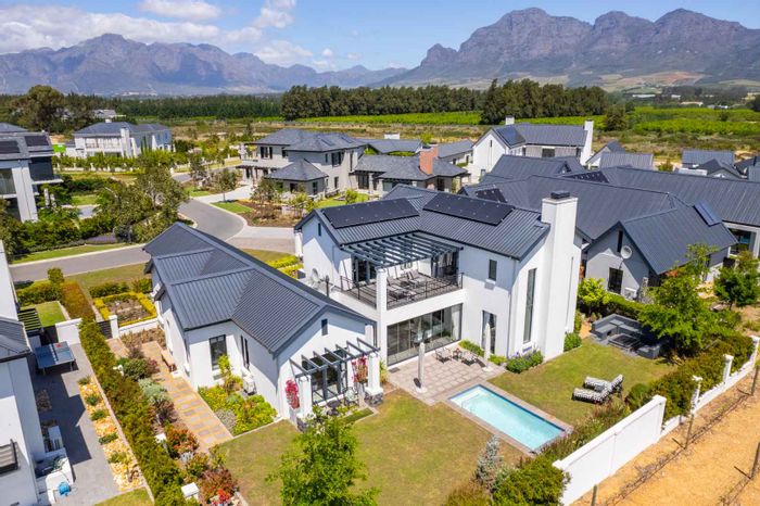 Val De Vie Estate House For Sale: 4 bedrooms, pool, inverter system, mountain views.