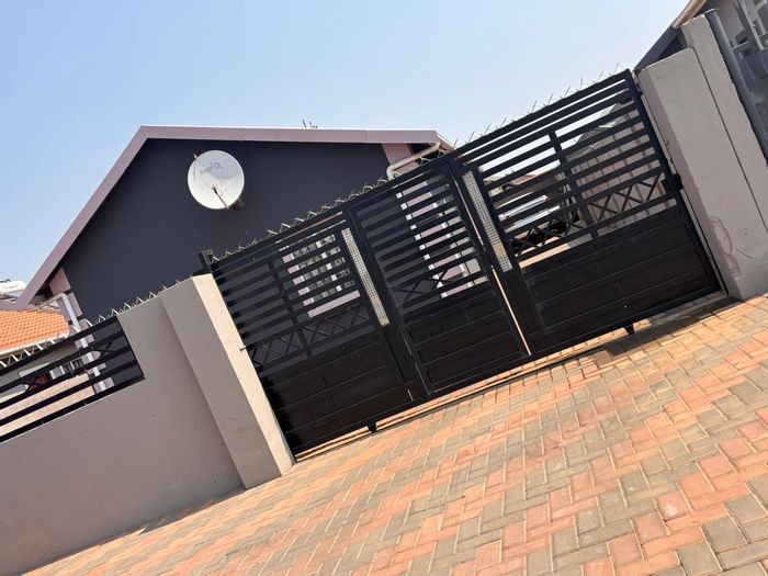 3-Bedroom House To Rent in Klippoortje, close to schools and transport.