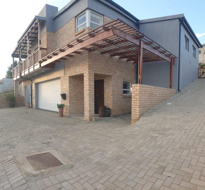 3-Bedroom House in Seemeeu Park To Rent with Study, Deck, and Pet-Friendly Garden.