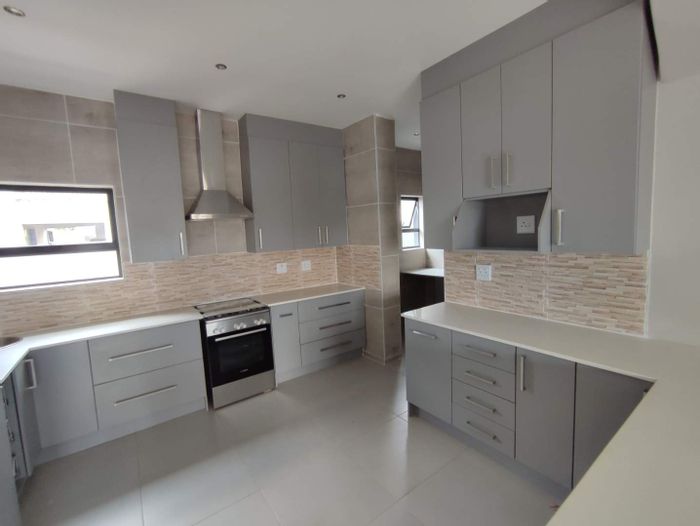 Brand New 4 Bedroom House For Sale in Thatchfield Close