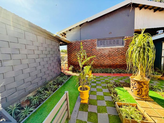 House for Sale in Vryheid Central: 3 bedrooms, pool, flatlet, ample parking.