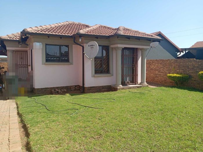 For Sale: House in Mamelodi East with spacious rooms and large yard.