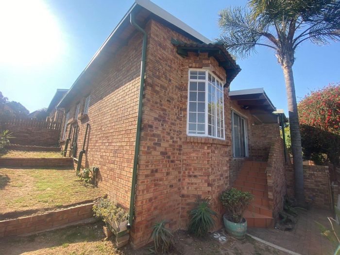 Bergbron Townhouse To Rent: 2 beds, pool access, open plan living, covered parking.
