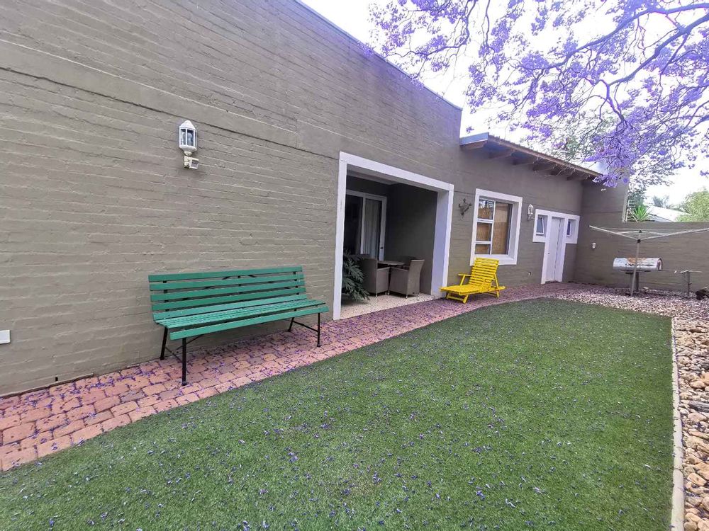 GRANNY FLAT WITH OWN PRIVATE BACKYARD GARDEN 