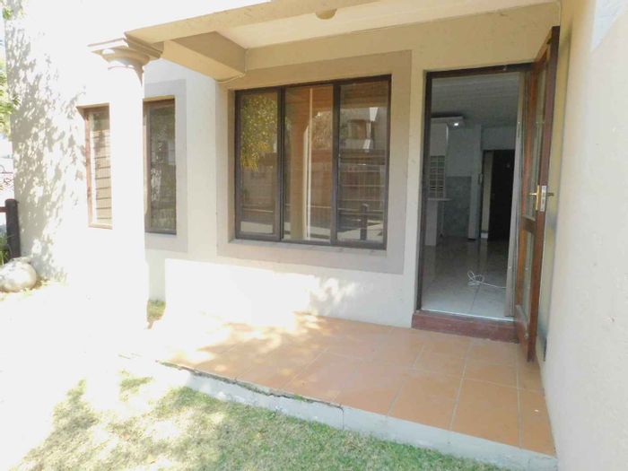 Bryanston Apartment To Rent: 1 Bed, communal pool, secure access, close to Medi Centre.