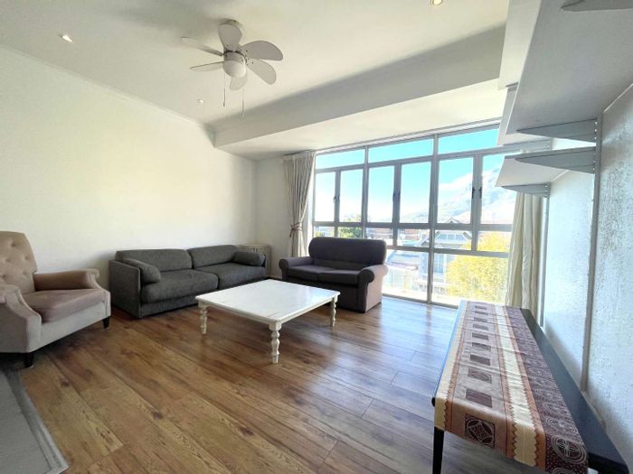 2 Bed Apartment To Rent in Tamboerskloof with balcony and secure parking.