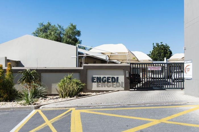 Townhouse for Sale in Pioniers Park Ext 1: 2 beds, courtyard, covered parking.