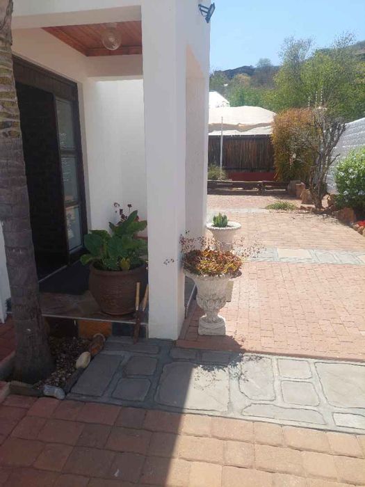 Klein Windhoek House To Rent: 3 bedrooms, pool, flatlet, double garage, garden.