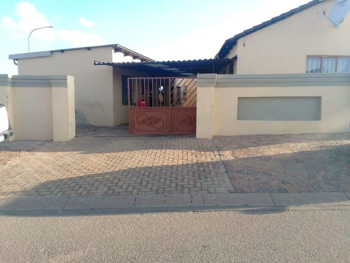 Property #2227405, House for sale in Protea Glen Ext 11