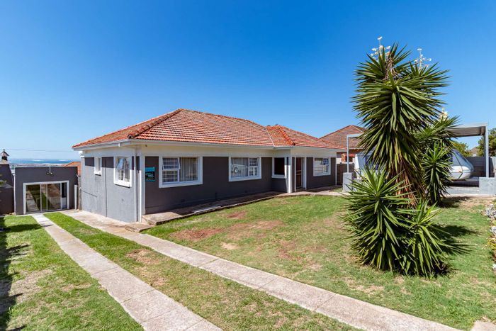 Adcockvale House For Sale: 3 beds, entertainment room, solar system, security features.