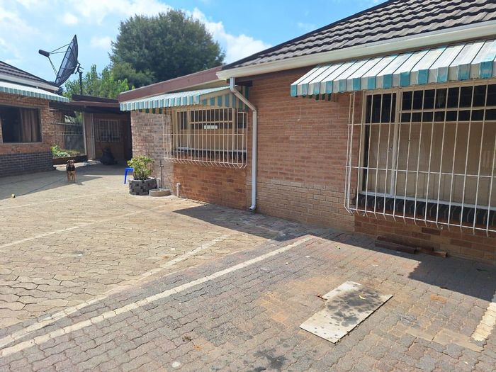 Cozy cottage in Discovery to rent, near UNISA and shopping centers.