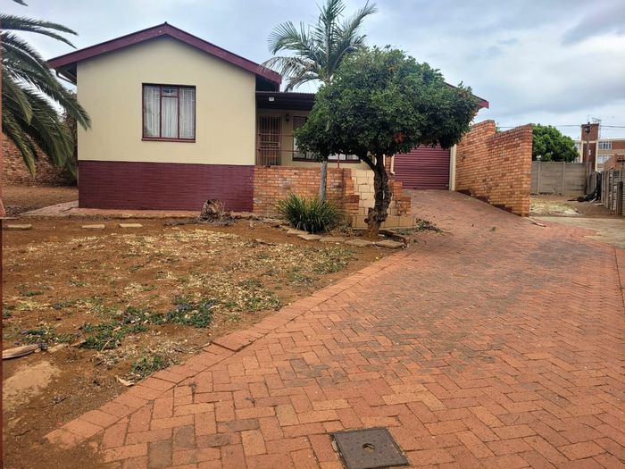 3 Bedroom House For Sale in Kwaggasrand with Garage and Carport.