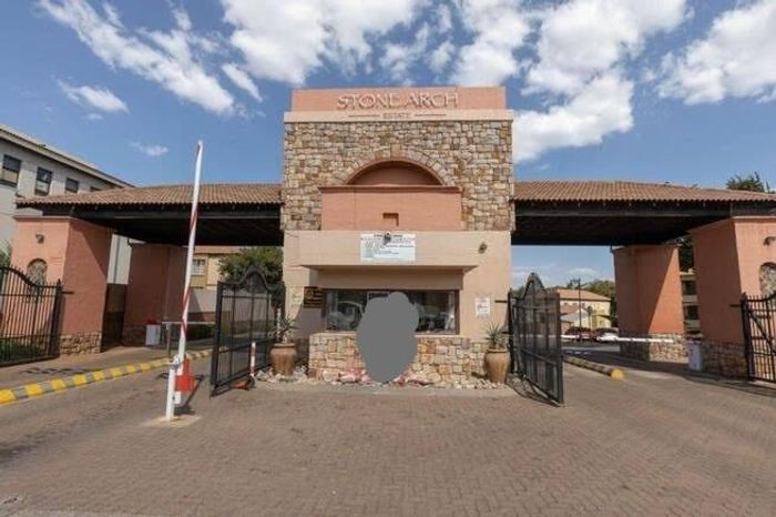 To Rent: 2-Bedroom Apartment in Castleview with 24-hour security and prepaid electricity.