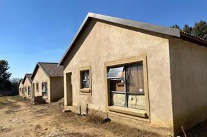 Townhouse For Sale in Parkhill Gardens: 2 beds, private garden, double garage.