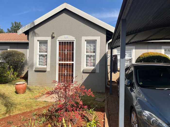 Affordable 2-bed apartment for sale in Weltevreden Park with pool and tennis court.