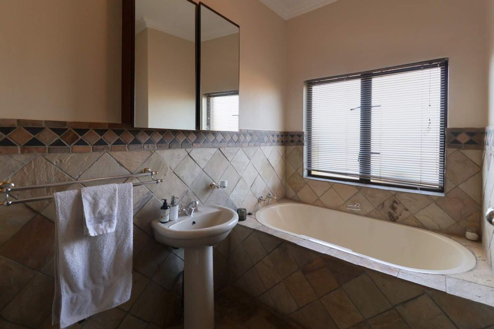 Full en-suite bathroom (close-up of bath)