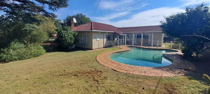 For Sale: House in Elspark with pool, garden, study, and secure parking.