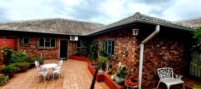 House for Sale in Stonehenge: 3 Bedrooms, jacuzzi, built-in braai, garden gazebo.