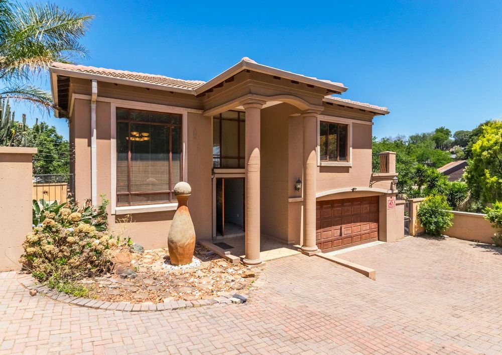 Mulbarton House For Sale Three bedrooms, pool, study, solar power