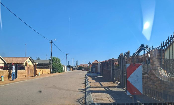 2-Bedroom House For Sale in Soshanguve Ext with Large Yard and Rental Potential.