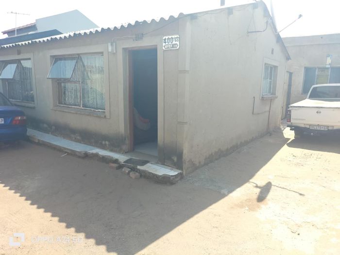 Mofolo House For Sale: 2 beds, lounge, kitchen, outside toilet, fully walled.