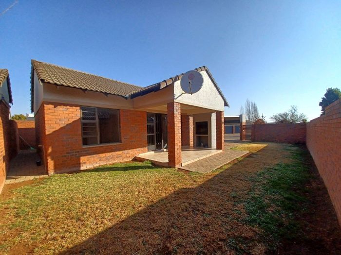 Townhouse To Rent in Langenhovenpark: Double garage, braai area, and garden.