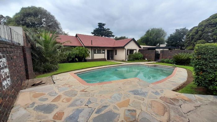 Edleen House For Sale: Family-friendly, secure, pool, spacious garden, near schools.
