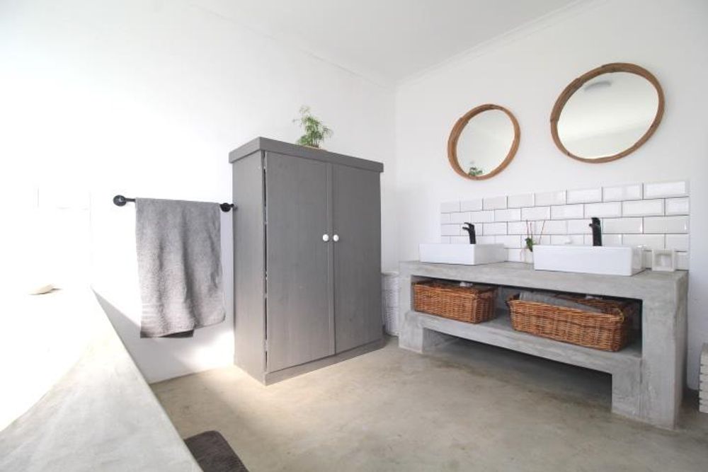 Main Bedroom en-suite bathroom