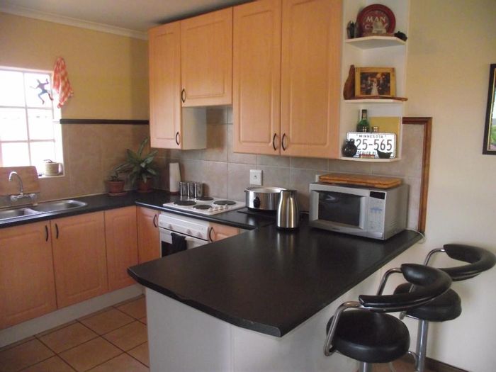 Moreleta Park Townhouse To Rent: 2 beds, balcony, secure garage, pre-paid electricity.