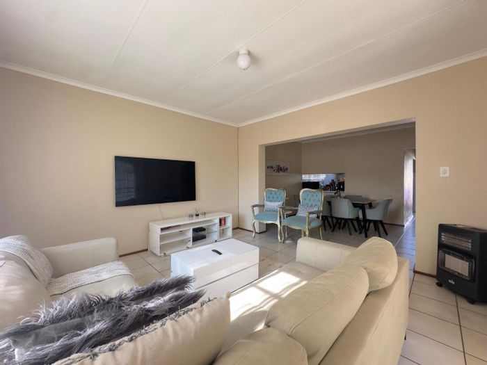 Property #2394377, Townhouse Rental Monthly in Garsfontein