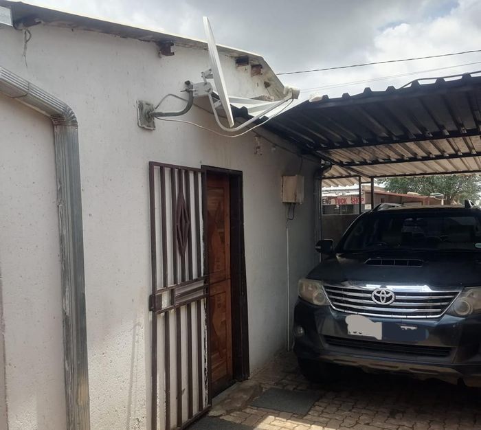 For Sale: House in Tembisa Central with 2 bedrooms, outside rooms, and convenient amenities.
