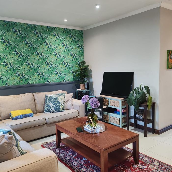 North Riding House To Rent: 3 bedrooms, pet-friendly, solar inverter, garden patio.