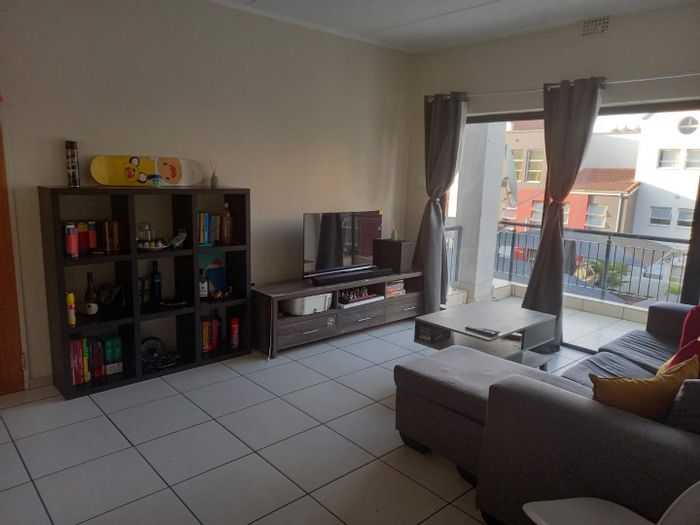 Randburg Central Apartment To Rent: Spacious, two bedrooms, near transport and shopping.