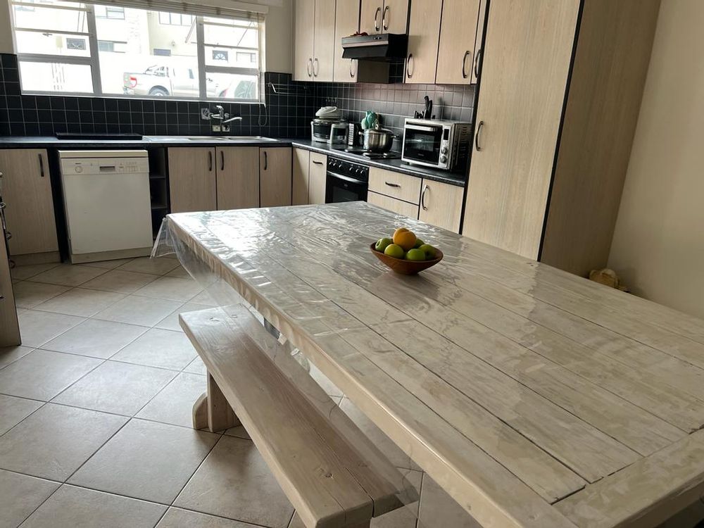 Open-plan kitchen/dining area