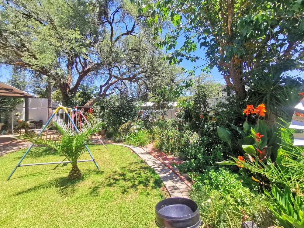 MAIN DWELLING BACK YARD AREA WITH BEAUTIFUL TREES ALL AROUND