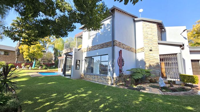 For Sale: Spacious Ifafi house with pool, bar, 3 garages, and ample parking.