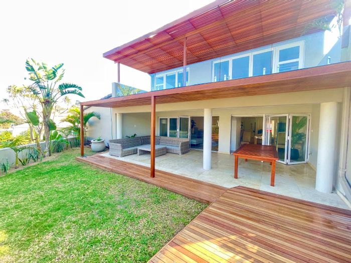 For Sale: Townhouse in Umhlanga Rocks Central, 3 beds, beach access, communal pool.