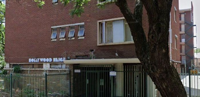 Sunnyside Apartment For Sale: Cozy Bedrooms, Spacious Living, Parking Included