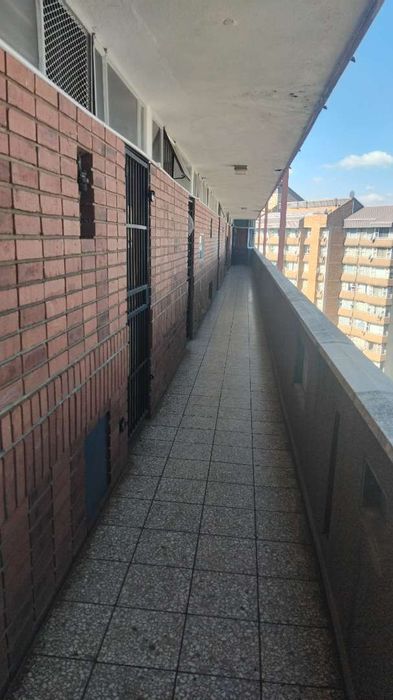 1 Bedroom Apartment For Sale in Sunnyside, ideal for investment or student housing.