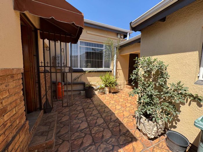 For Sale: House in Alberton Central with pool, garden cottage, and double garage.