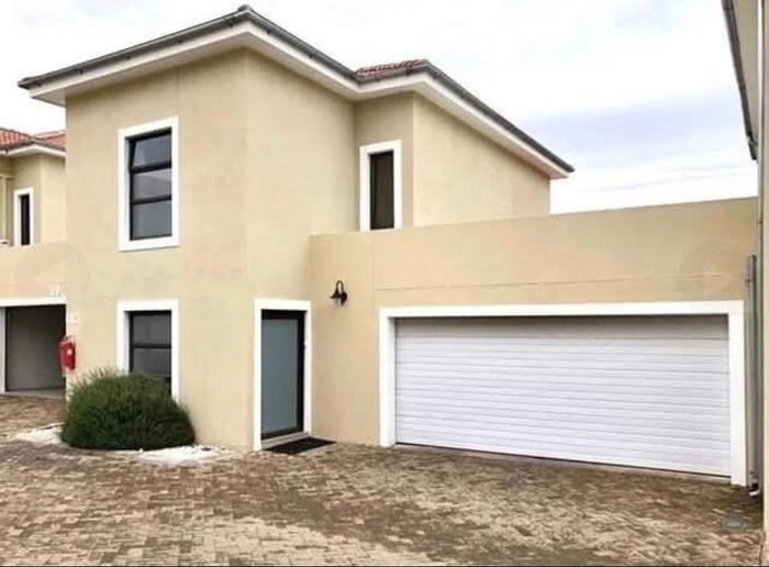 For Sale: Townhouse in Avis with 3 bedrooms, outdoor braai, double garage.