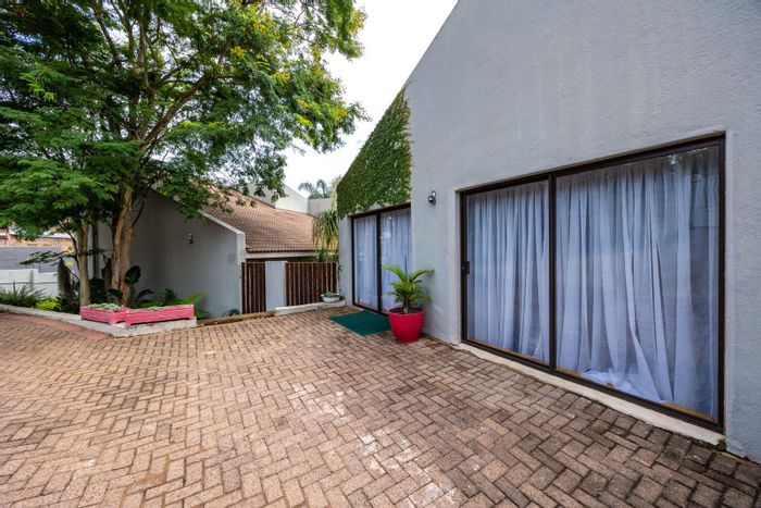 For Sale: Spacious Steiltes house with pool, dance studio, and ample parking.