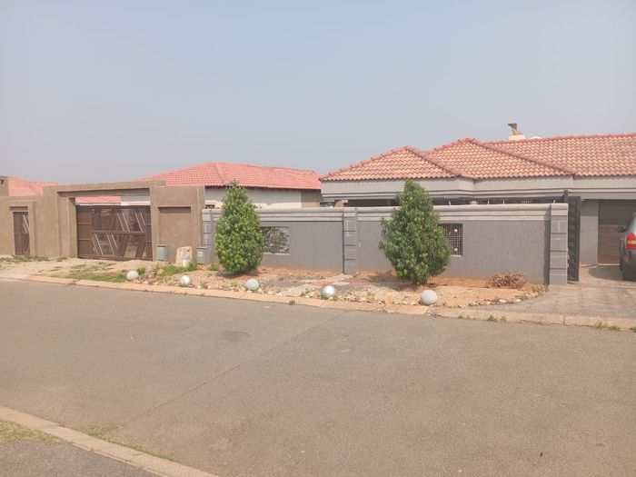 House For Sale in Alveda Park: 3 Bedrooms, Open-plan Living, Secure Parking.