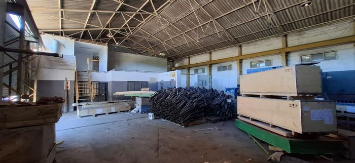 Queensburgh Central Business Warehouse To Rent: Spacious, office space, ample parking available.