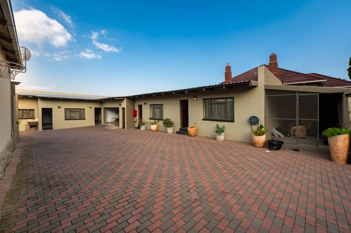 Townsview House For Sale: Spacious interior, large kitchen, outdoor patio, ample parking.